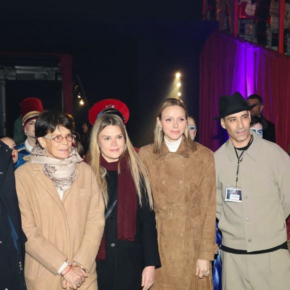 Des artistes venus du monde entier participent à ce spectacle à la fois poétique et spectaculaire.

Le prince Albert II de Monaco, La princesse Charlène de Monaco, La princesse Stéphanie de Monaco, Camille Gottlieb lors du spectacle Monaco sous les Etoiles, sous le chapiteau de Fontvieille à Monaco, le 22 décembre 2025. 
© Claudia Albuquerque / Bestimage