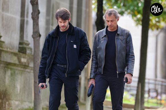 Paul Belmondo et son fils Alessandro Belmondo - Sorties des obsèques d’Alain Belmondo au crématorium du Père-Lachaise à Paris, France, le 4 septembre 2025. © Dominique Jacovides/Bestimage