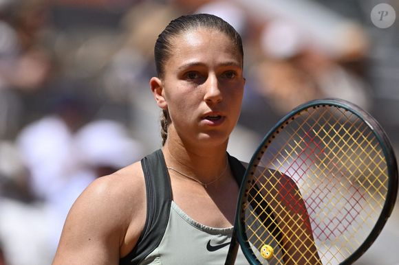 Face au manque d'hôtels disponibles, Diane Parry a finalement décidé de retourner loger chez ses parents, qui habitent tout près du stade.

Tennis -Internationaux de France - Roland Garros 2026 - ITF - 30/05/2026 -Diane Parry - France lors des internationaux de France de Tennis de Roland Garros 2026, à Paris, France, le 30 mai 2026. © Chryslene Caillaud /Psnewz/Bestimage