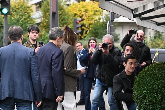 Le couple a profité d'un moment en famille.

Nicolas Sarkozy et sa femme Carla Bruni vont déjeuner au restaurant Le Flandrin à Paris le lendemain de la sortie de prison de l'ancien président le 11 novembre 2025. Photo par Agence / Bestimage