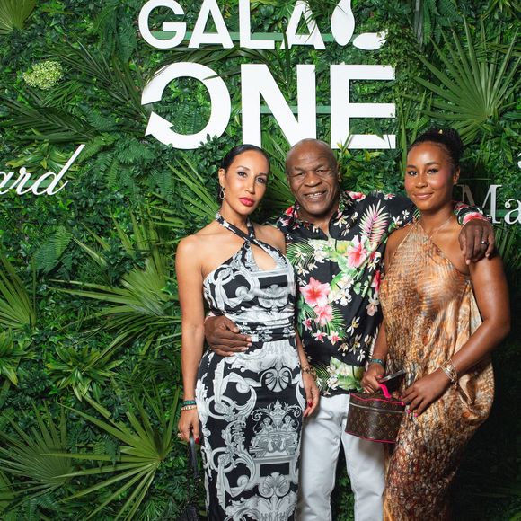Exclusif - Mike Tyson avec sa femme Lakiha et Milan, fille de Mike - Photocall "The Saint Barths Dinner by Gala One" à l'Eden Rock à Saint-Barhélémy le 29 décembre 2024. Le Dîner Saint Barths by Gala One est un dîner exclusif sur invitation uniquement organisé à l'Eden Rock. La liste des invités est un « who's who » de fervents partisans des événements passés du Gala d'été et du Gala One, ainsi que d'un groupe sélectionné d'autres philanthropes et notables partageant les mêmes idées. Les invités au dîner ont contribueé aux fonds essentiels pour les organisations soutenant la protection des enfants, la conservation de la biodiversité, l’aide à ceux qui en ont besoin et la préservation des précieuses eaux et terres du monde.
© Sam Delepch / Tiziano Da Silva / Bestimage