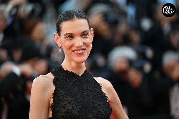 Les plus observateurs auront également remarqué une grille de mots croisés, une activité à laquelle le couple s'était déjà adonné lors de ses vacances en mai dernier.

Charlotte Cardin - Montée des marches du film "La vie d'une femme" lors du 79ème Festival International du Film de Cannes, le 13 mai 2026.
© Rachid Bellak/Bestimage