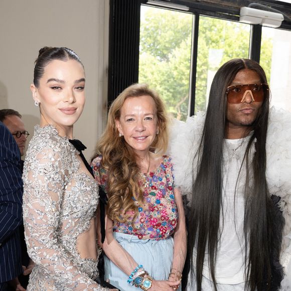 Hailee Steinfeld, Law Roach, Caroline Scheufele (Chopard)  au défilé Tamara Ralph Haute Couture Automne / Hiver 2025-2026 dans le cadre de la Fashion Week de Paris (PFW), Palais de Tokyo, France, le 7 Juillet 2025. © Jeremy Melloul/Bestimage