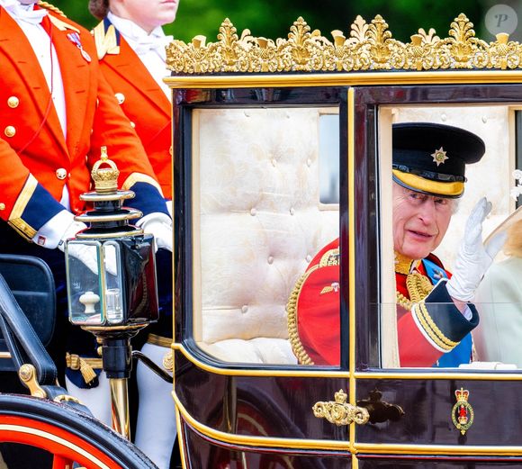 Espérons pour lui qu'il puisse honorer la tradition l'an prochain !

Le roi Charles III d'Angleterre - Les membres de la famille royale britannique lors de la parade Trooping the Color à Londres, Royaume Uni, le 15 juin 2024. © Backgrid USA/Bestimage
