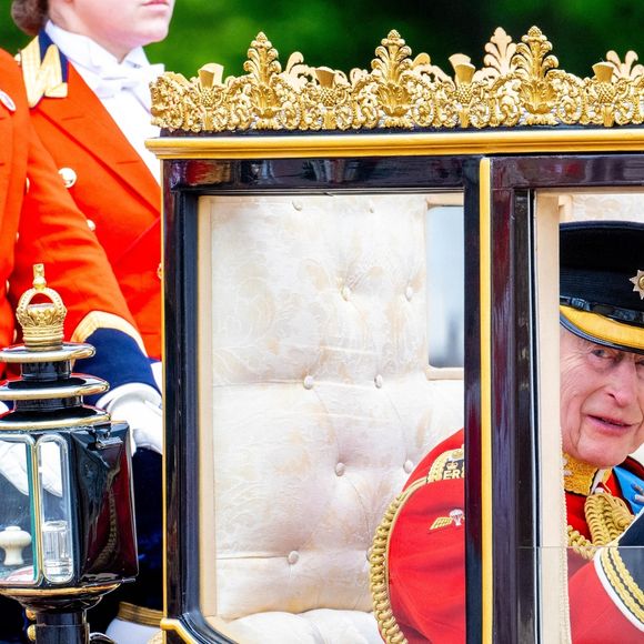 Espérons pour lui qu'il puisse honorer la tradition l'an prochain !

Le roi Charles III d'Angleterre - Les membres de la famille royale britannique lors de la parade Trooping the Color à Londres, Royaume Uni, le 15 juin 2024. © Backgrid USA/Bestimage