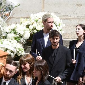 Lou Doillon, Charlotte Gainsbourg, Marlowe (fils de Lou Doillon), Ben Attal, Alice Attal, Roman de Kermadec (fils de Kate Barry) - Sorties des obsèques de Jane Birkin en l'église Saint-Roch à Paris. Le 24 juillet 2023
© Jacovides-KD Niko / Bestimage