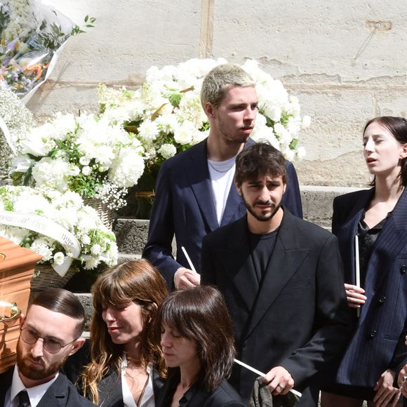 Lou Doillon, Charlotte Gainsbourg, Marlowe (fils de Lou Doillon), Ben Attal, Alice Attal, Roman de Kermadec (fils de Kate Barry) - Sorties des obsèques de Jane Birkin en l'église Saint-Roch à Paris. Le 24 juillet 2023
© Jacovides-KD Niko / Bestimage