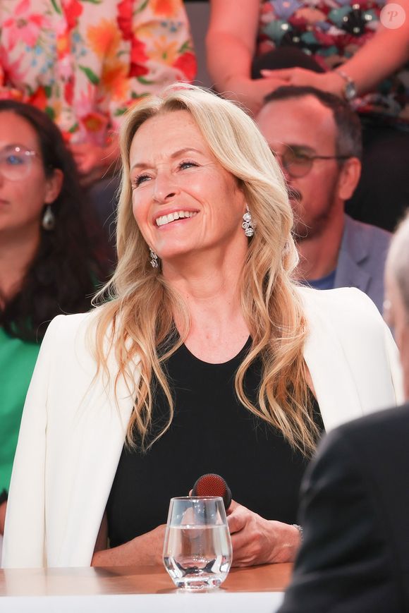 Exclusif - Estelle Lefebure - Plateau de l'émission "C à vous" lors du 79ème Festival International du Film de Cannes le 22 mai 2026. 

© Jack Tribeca / Bestimage