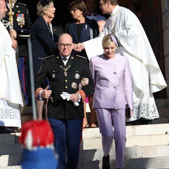 Mais il y a des bâtisses qui ont une symbolique très forte, comme ce château en France ayant appartenu à un ancêtre du fils de Rainier III et de Grace Kelly, situé à Souleuvre-en-Bocage dans le Calvados.

La princesse Caroline de Hanovre, la princesse Stéphanie, le prince Albert II de Monaco et la princesse Charlene -  La famille princière de Monaco quitte la cathédrale Notre-Dame Immaculée ou la messe solennelle d'action de grâce et un Te Deum ont été célébré à l'occasion de la Fête Nationale de Monaco le 19 novembre 2024.  

© Claudia Albuquerque / Bestimage