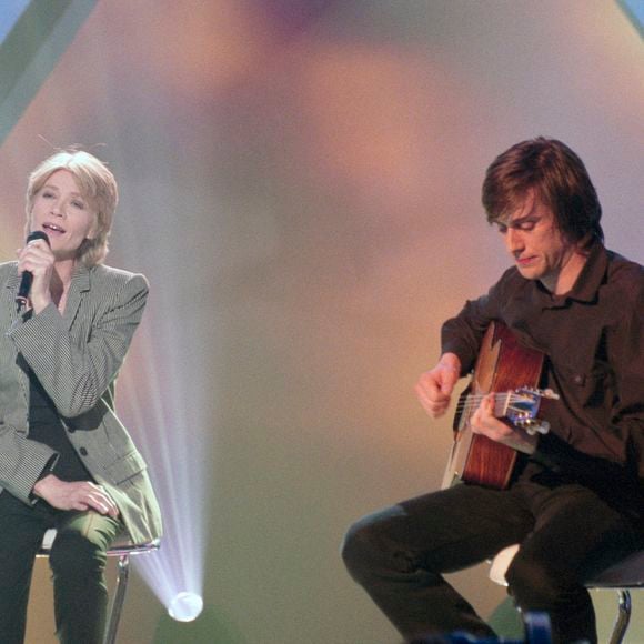 En France, à Paris, sur le plateau de l'émission "MTV'S French Link", Françoise Hardy accompagnée à la guitare par son fils Thomas Dutronc.