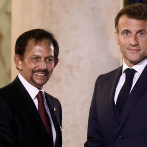 Le président de la République française, Emmannuel Macron reçoit sa Majesté le sultan de Bruneï Haji Sir Hassanal Bolkiah Mu'izzaddin Waddaulah pour un entretien au palais de l'Elysée à Paris, France, le 13 octobre 2023. © Stéphane Lemouton/Bestimage