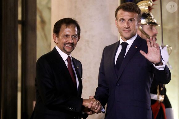 Le président de la République française, Emmannuel Macron reçoit sa Majesté le sultan de Bruneï Haji Sir Hassanal Bolkiah Mu'izzaddin Waddaulah pour un entretien au palais de l'Elysée à Paris, France, le 13 octobre 2023. © Stéphane Lemouton/Bestimage