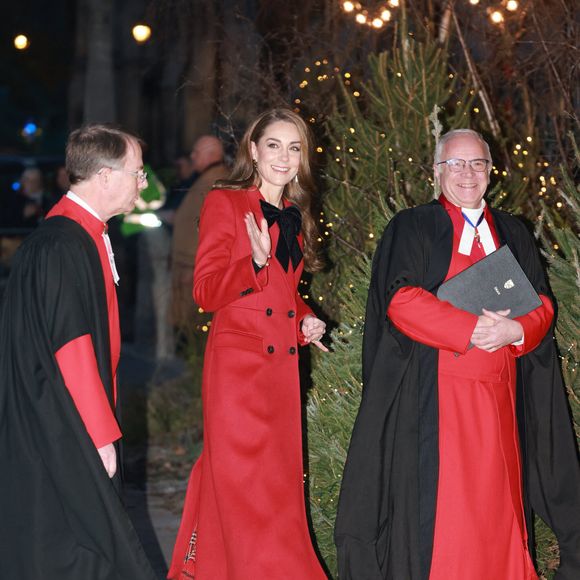 Selon Sally Bedell Smith, l’une des biographes de la famille royale, "Bien que le roi s’acquitte de ses fonctions avec la détermination qui le caractérise, il a dû accepter les limitations imposées par son traitement contre le cancer". 

Catherine (Kate) Middleton, princesse de Galles - La famille royale d'Angleterre assiste à la messe "Together At Christmas Carol" à l'abbaye de Westminster à Londres, Royaume-Uni le 6 Décembre, 2024
