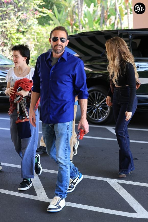 Ben Affleck et Jennifer Lopez se réunissent pour la première fois avec leurs enfants (Samuel, Seraphina, Emme, Maximilian), depuis l'annonce de leur divorce, au Beverly Hills Hotel à Los Angeles, le 14 septembre 2024. ©Backgrid USA / Bestimage