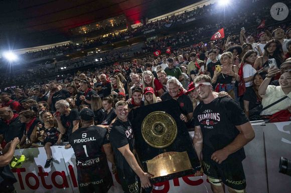 Les joueurs du Stade Toulousain célèbrent avec le trophée du Bouclier de Brennus après avoir remporté la finale du Top 14 français de rugby entre le Stade Toulousain (Toulouse) et l'Union Bordeaux-Begles (UBB) au Stade de France à Saint-Denis, au nord de Paris, le 28 juin 2025.Photo par Eliot Blondet/ABACAPRESS.COM