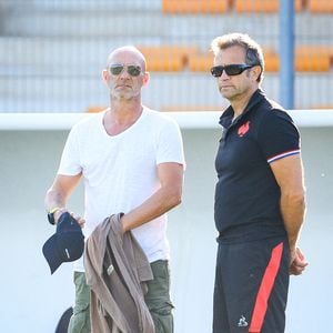 L'ancien gardien de but français Fabien Barthez et le sélectionneur de l'équipe de France Fabien Galthié lors d'un entraînement de l'équipe de France en vue de la Coupe du monde de rugby, au Stade Georges Carcassonne, le 25 septembre 2023 à Aix-en-Provence, en France. Photo de Baptiste Paquot/ABACAPRESS.COM