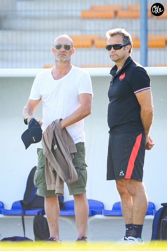 L'ancien gardien de but français Fabien Barthez et le sélectionneur de l'équipe de France Fabien Galthié lors d'un entraînement de l'équipe de France en vue de la Coupe du monde de rugby, au Stade Georges Carcassonne, le 25 septembre 2023 à Aix-en-Provence, en France. Photo de Baptiste Paquot/ABACAPRESS.COM