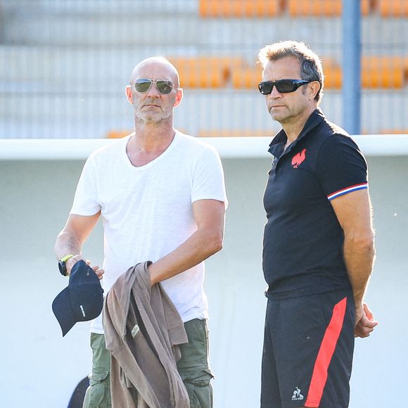 L'ancien gardien de but français Fabien Barthez et le sélectionneur de l'équipe de France Fabien Galthié lors d'un entraînement de l'équipe de France en vue de la Coupe du monde de rugby, au Stade Georges Carcassonne, le 25 septembre 2023 à Aix-en-Provence, en France. Photo de Baptiste Paquot/ABACAPRESS.COM