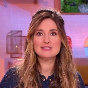 Depuis septembre, l'émission est présentée par Marie Portolano qui remplace Agathe Lecaron.

Marie Portolano présente l'émission "Les Maternelles XXL", diffusée sur France 5.
 
Capture d'écran de l'émission "Les Maternelles XXL" diffusée sur France 5.