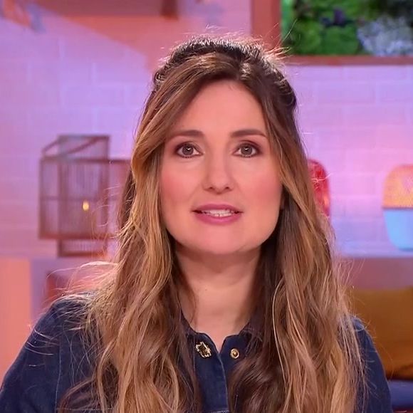 Depuis septembre, l'émission est présentée par Marie Portolano qui remplace Agathe Lecaron.

Marie Portolano présente l'émission "Les Maternelles XXL", diffusée sur France 5.
 
Capture d'écran de l'émission "Les Maternelles XXL" diffusée sur France 5.