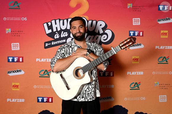 Kendji Girac au photocall lors de l'enregistrement de l'émission "L'humour à la plage" pour la 2eme édition du festival de Juan les Pins à la pinède Gould le 27 juin 2025. © Bruno Bebert / Bestimage
