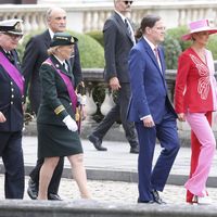 Là où on ne l'attendait pas : après la fête nationale, cette célèbre tête couronnée savoure un repas en solo... dans un fast food !