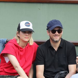 Marion Cotillard et son compagnon Guillaume Canet dans les tribunes des Internationaux de France de Tennis de Roland Garros à Paris, le 10 juin 2018. © Jacovides/Moreau/Bestimage