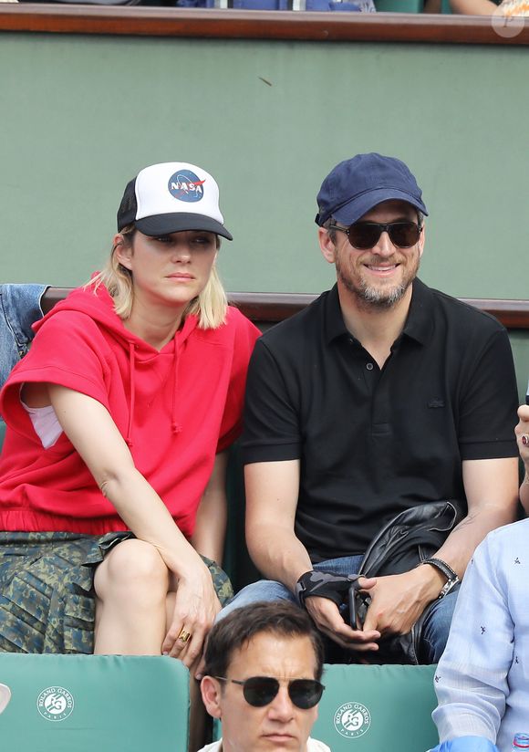 Marion Cotillard et son compagnon Guillaume Canet dans les tribunes des Internationaux de France de Tennis de Roland Garros à Paris, le 10 juin 2018. © Jacovides/Moreau/Bestimage