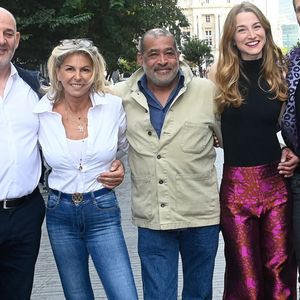 Caroline Margeridon est à Bruxelles avec les acheteurs (Stéphane Vanhandenhoven, Aurore Morisse, Bernard Dumeige, Alexandra Morel, Glorian Kabongo, François-Xavier Renou, François Cases Bardina, Gérald Watelet (animateur) et Jérôme Duvillard (commissaire-priseur)) de l'émission belge "Affaire conclue" pour une vente aux enchères d'objets donnés à "Viva for Life" en Belgique le 29 octobre 2022.
