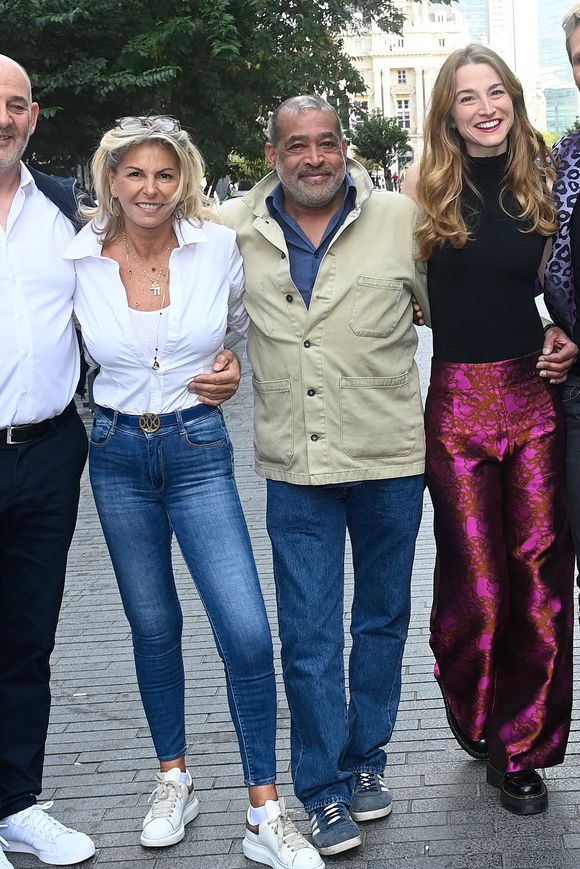 Caroline Margeridon est à Bruxelles avec les acheteurs (Stéphane Vanhandenhoven, Aurore Morisse, Bernard Dumeige, Alexandra Morel, Glorian Kabongo, François-Xavier Renou, François Cases Bardina, Gérald Watelet (animateur) et Jérôme Duvillard (commissaire-priseur)) de l'émission belge "Affaire conclue" pour une vente aux enchères d'objets donnés à "Viva for Life" en Belgique le 29 octobre 2022.