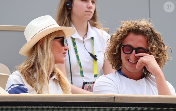Isabelle Camus et son fils Joalukas Noah dans les tribunes lors des Internationaux de France de Tennis de Roland Garros 2025, à Paris, France, le 3 juin 2025. © Jacovides-Moreau/Bestimage