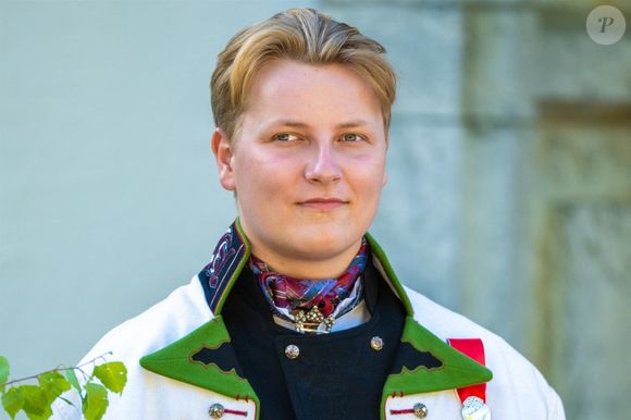 C'est en Italie que Sverre Magnus a posé ses valises.

Le prince Sverre Magnus de Norvège lors de la Fête nationale de la Norvège, vêtus de vêtements traditionnels pour la célébration patriotique. Photo by Backgrid USA / Bestimage