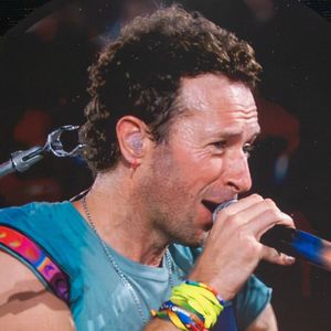 Coldplay a clôturé la dernière soirée de leur tournée record de 10 concerts au stade de Wembley en dédiant Fix You à la famille de Charlie Kirk, suite à la mort tragique de l'activiste d'extrême droite. Chris Martin a demandé à la foule d'envoyer de l'amour aux "familles qui ont connu de terribles souffrances". La soirée a également été marquée par une surprise pour l'anniversaire de Jonny Buckland et par une setlist vibrante couvrant les 25 ans de carrière du groupe, le 12 septembre 2025, à Wembley, au Royaume-Uni. Photo by Bav Media/Splash News/ABACAPRESS.COM