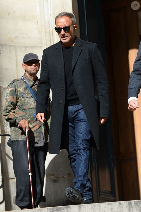 Nikos Aliagas à la sortie des obsèques de Claudia Cardinale en l’église Saint-Roch de Paris, France, le 30 septembre 2025. © Bestimage