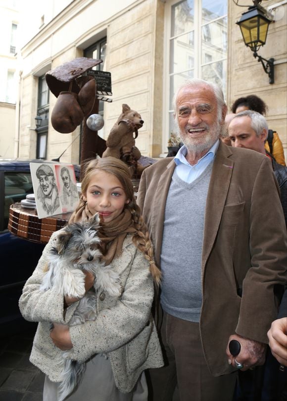 Exclusif - Jean-Paul belmondo et sa fille Stella - L'acteur Jean-Paul Belmondo à fêté son anniversaire (83 ans) avec ses fans dans la cour de son immeuble de la rue des Saint-Père à Paris (comme tous les ans ses fans viennent lui offrir un cadeau à son domicile). © Sébastien Valiela / Bestimage