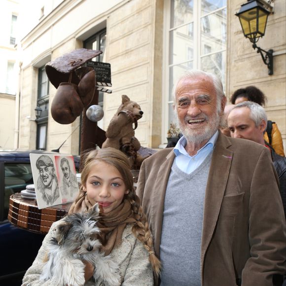 Exclusif - Jean-Paul belmondo et sa fille Stella - L'acteur Jean-Paul Belmondo à fêté son anniversaire (83 ans) avec ses fans dans la cour de son immeuble de la rue des Saint-Père à Paris (comme tous les ans ses fans viennent lui offrir un cadeau à son domicile). © Sébastien Valiela / Bestimage