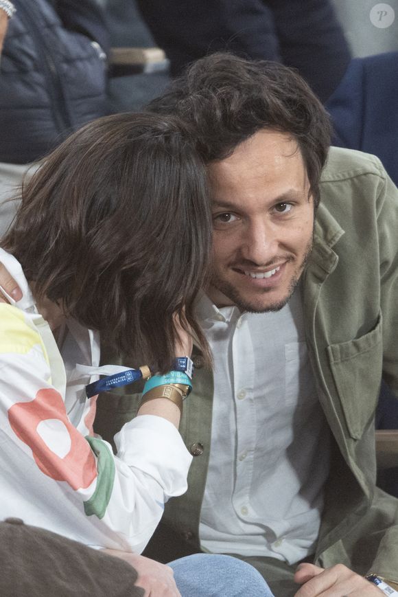 Le chanteur Vianney et sa femme Catherine Robert en tribunes lors des Internationaux de France de Tennis de Roland Garros 2025, à Paris, France, le 6 juin 2025. © Jacovides-Moreau/Bestimage