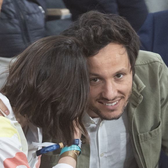 Le chanteur Vianney et sa femme Catherine Robert en tribunes lors des Internationaux de France de Tennis de Roland Garros 2025, à Paris, France, le 6 juin 2025. © Jacovides-Moreau/Bestimage