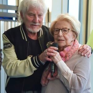 Hugues Aufray et Vline Buggy (Liliane Konyn) lors de la remise des insignes de Chevalier de l'ordre des Arts et Lettres à la parolière Vline Buggy (Liliane Konyn) dans les locaux de la SACEM à Paris le 9 avril 2018. © Giancarlo Gorassini / Bestimage