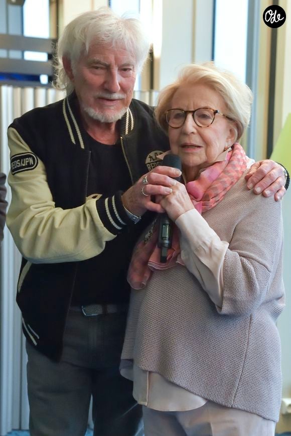 Hugues Aufray et Vline Buggy (Liliane Konyn) lors de la remise des insignes de Chevalier de l'ordre des Arts et Lettres à la parolière Vline Buggy (Liliane Konyn) dans les locaux de la SACEM à Paris le 9 avril 2018. © Giancarlo Gorassini / Bestimage