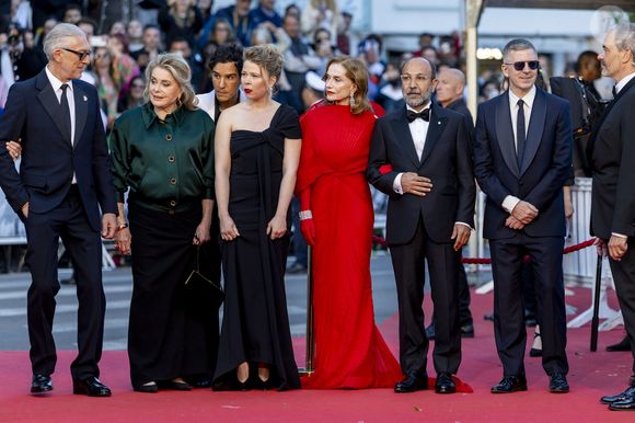 Vincent Cassel, Catherine Deneuve, Adam Bessa, India Hair, Isabelle Huppert, Asghar Farhadi, Alexandre Mallet-Guy - Montée des marches du film " Histoires parallèles " lors du 79ème Festival International du Film de Cannes, le 14 mai 2026. 

© Olivier Borde / Bestimage