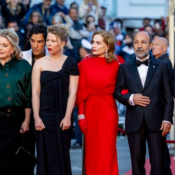 Vincent Cassel, Catherine Deneuve, Adam Bessa, India Hair, Isabelle Huppert, Asghar Farhadi, Alexandre Mallet-Guy - Montée des marches du film " Histoires parallèles " lors du 79ème Festival International du Film de Cannes, le 14 mai 2026. 

© Olivier Borde / Bestimage