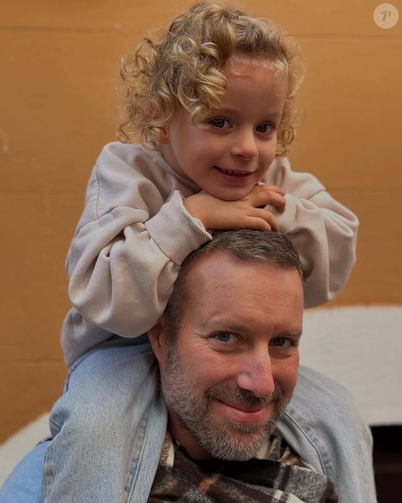 Une famille recomposée nombreuse, soudée, et désormais comblée par cette nouvelle présence.

Famille Baudrand Instagram