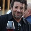 Dans son hôtel 5 étoiles, Patrick Bruel accueille un invité spécial et sa femme quatre mois après son mariage à 82 ans