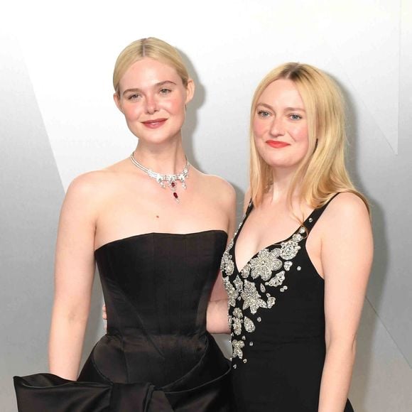 Leurs tenues de haute couture ont illuminé le tapis de la cérémonie.

Dakota et Elle Fanning aux Oscars, le 15 Mars 2026. 

© Bestimage