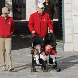 Le prince Albert II de Monaco, sa femme la princesse Charlène de Monaco avec leurs jumeaux le prince Jacques et la princesse Gabriella participent à une "Marche pour le Climat" à Monaco, le 29 novembre 2015, à l'occasion du lancement de la conférence des Nations Unies de la COP21 organisée à Paris.
 © J. C. Vinaj / Bestimage