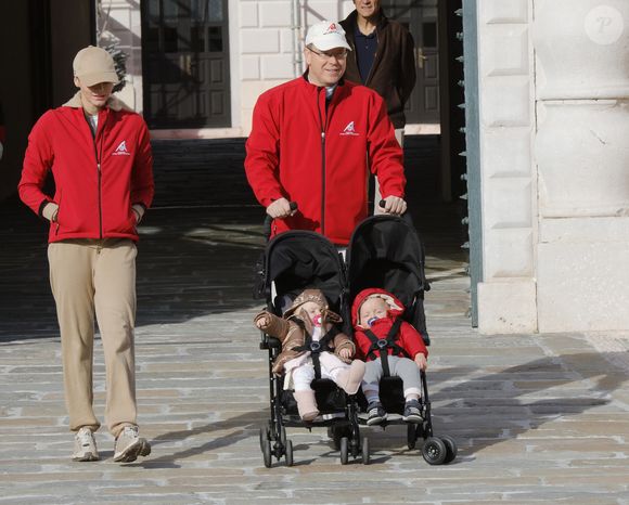 Le prince Albert II de Monaco, sa femme la princesse Charlène de Monaco avec leurs jumeaux le prince Jacques et la princesse Gabriella participent à une "Marche pour le Climat" à Monaco, le 29 novembre 2015, à l'occasion du lancement de la conférence des Nations Unies de la COP21 organisée à Paris.
 © J. C. Vinaj / Bestimage