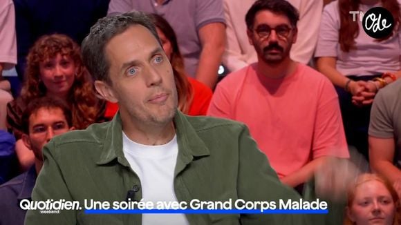 Grand Corps Malade sur la plateau de l'émission "Quotidien"
