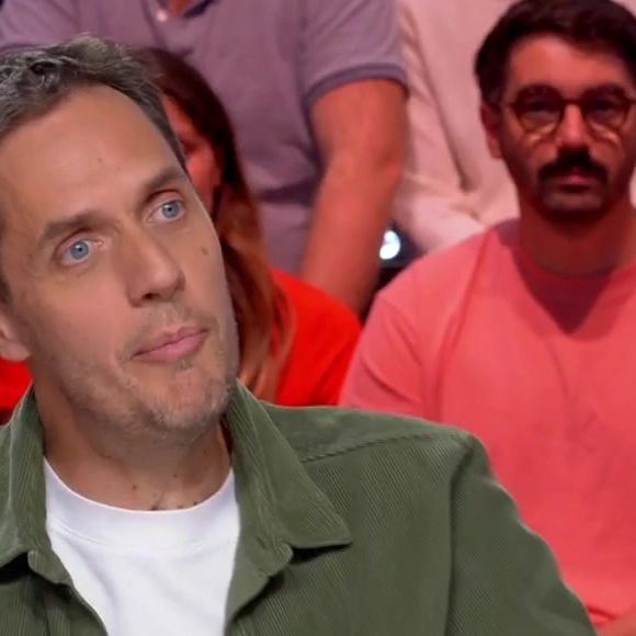 Grand Corps Malade sur la plateau de l'émission "Quotidien"