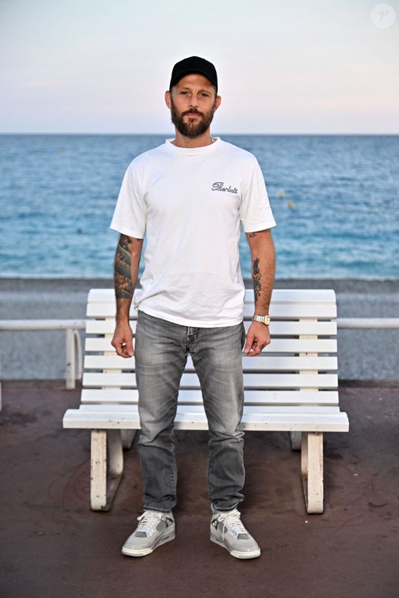 Nicolas Duvauchelle sur la Promenade des Anglais à Nice, le 5 octobre 2023, durant la quatrième journée de la 5eme édition du festival Cinéroman pour le film "Les rois de la piste" réalisé par Thierry Klifa.
. © Bruno Bebert/Bestimage